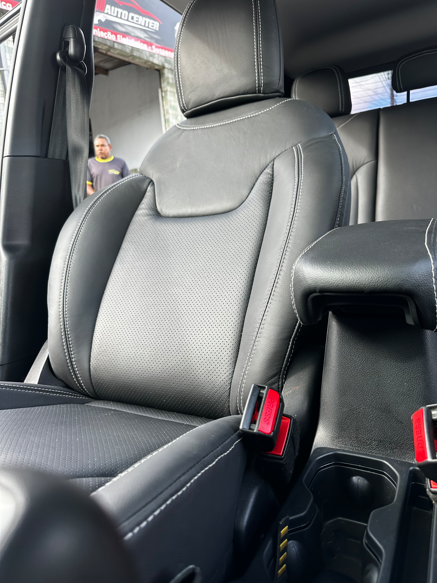 Foto do serviço de Revestimento em couro para os bancos automotivo executado pela TOPcar serviços de capotaria